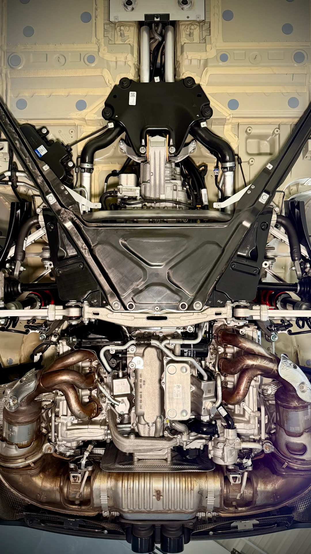 Unterboden und Fahrwerksdetails eines Fahrzeugs
