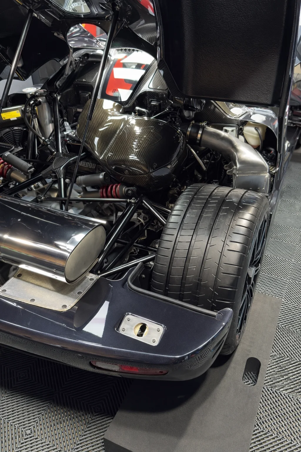 Koenigsegg CCX · Motorraum, Fahrwerk und Hinterrad