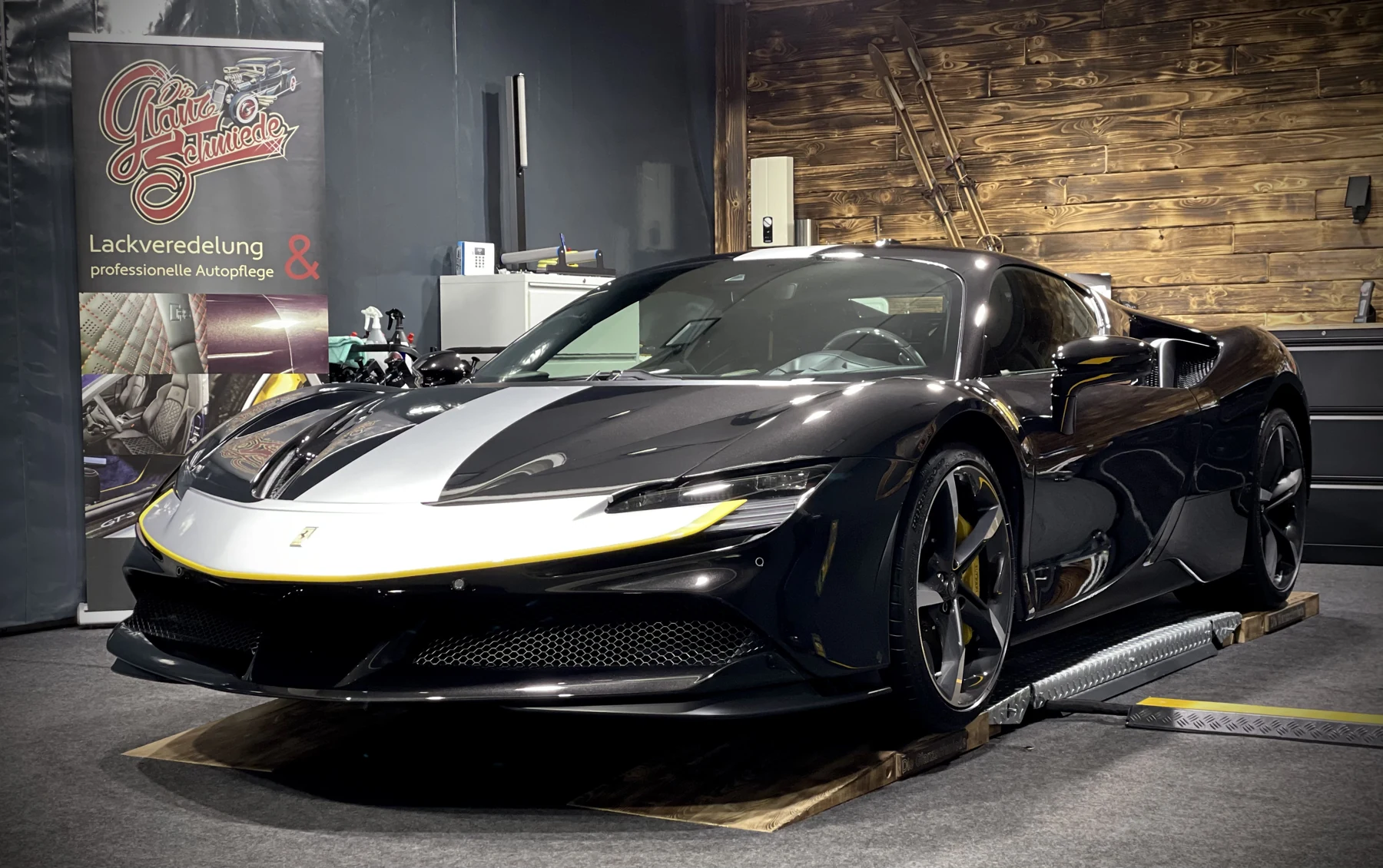 Ferrari SF90 · Esser · Front und Seitenlinie in der Werkstatt