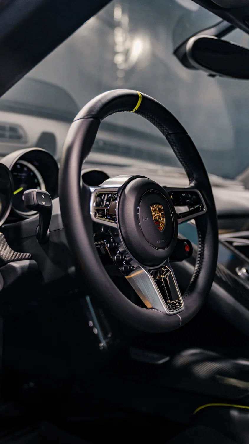 Interieur des Porsche 918 Spyder mit Lederlenkrad und Carbon – eigene Full-Detailing-Referenz