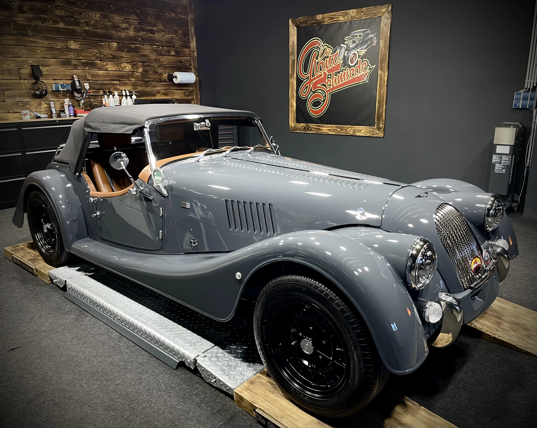 Morgan Plus 4 · Front und linke Seitenlinie