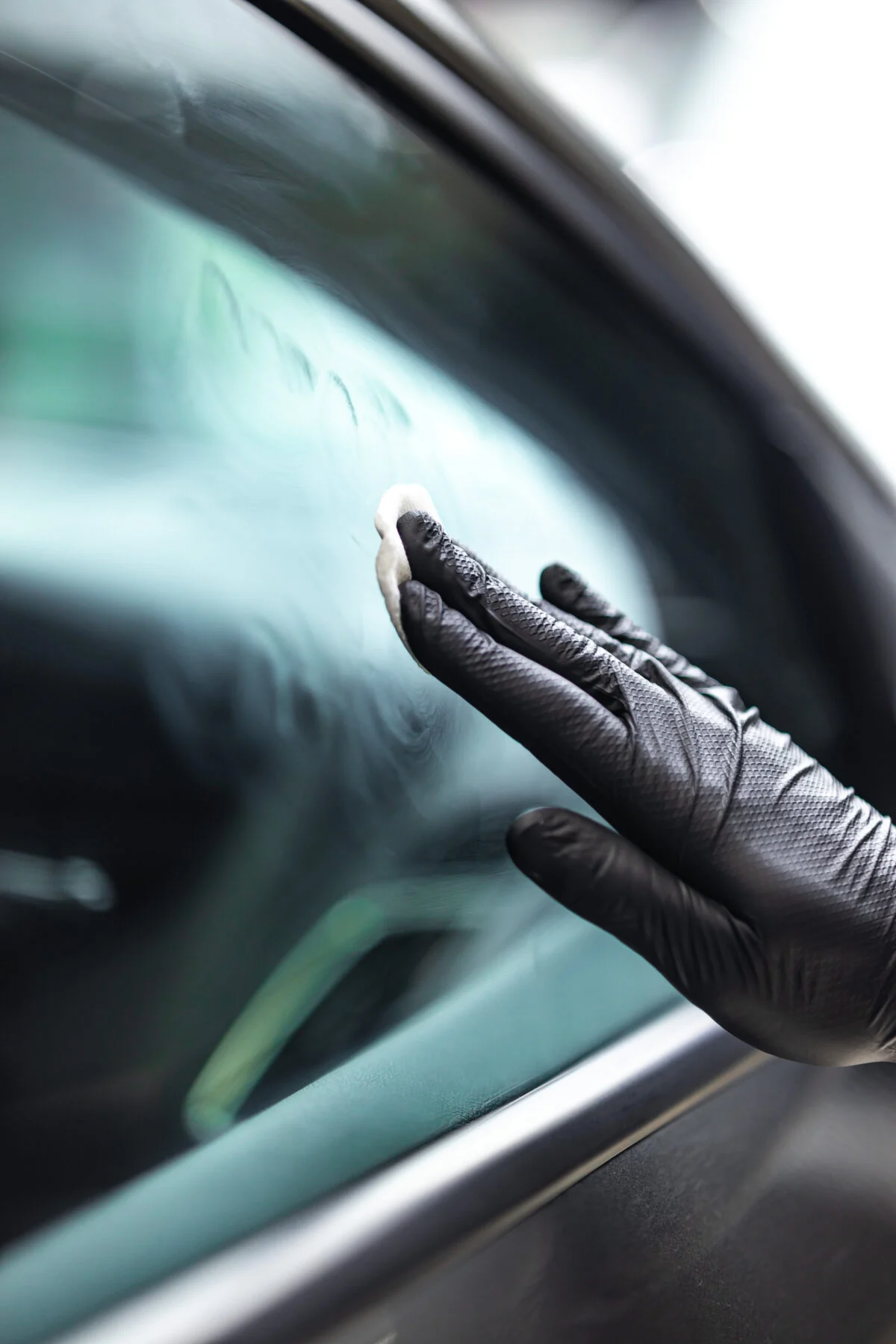 Kontrollierter Auftrag der Glasversiegelung an einer Autoscheibe