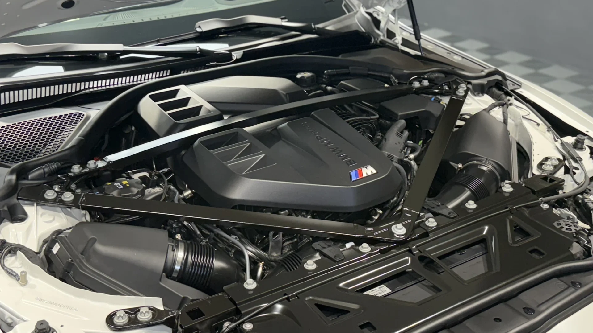 Gereinigter BMW-Motorraum mit sichtbaren technischen Details