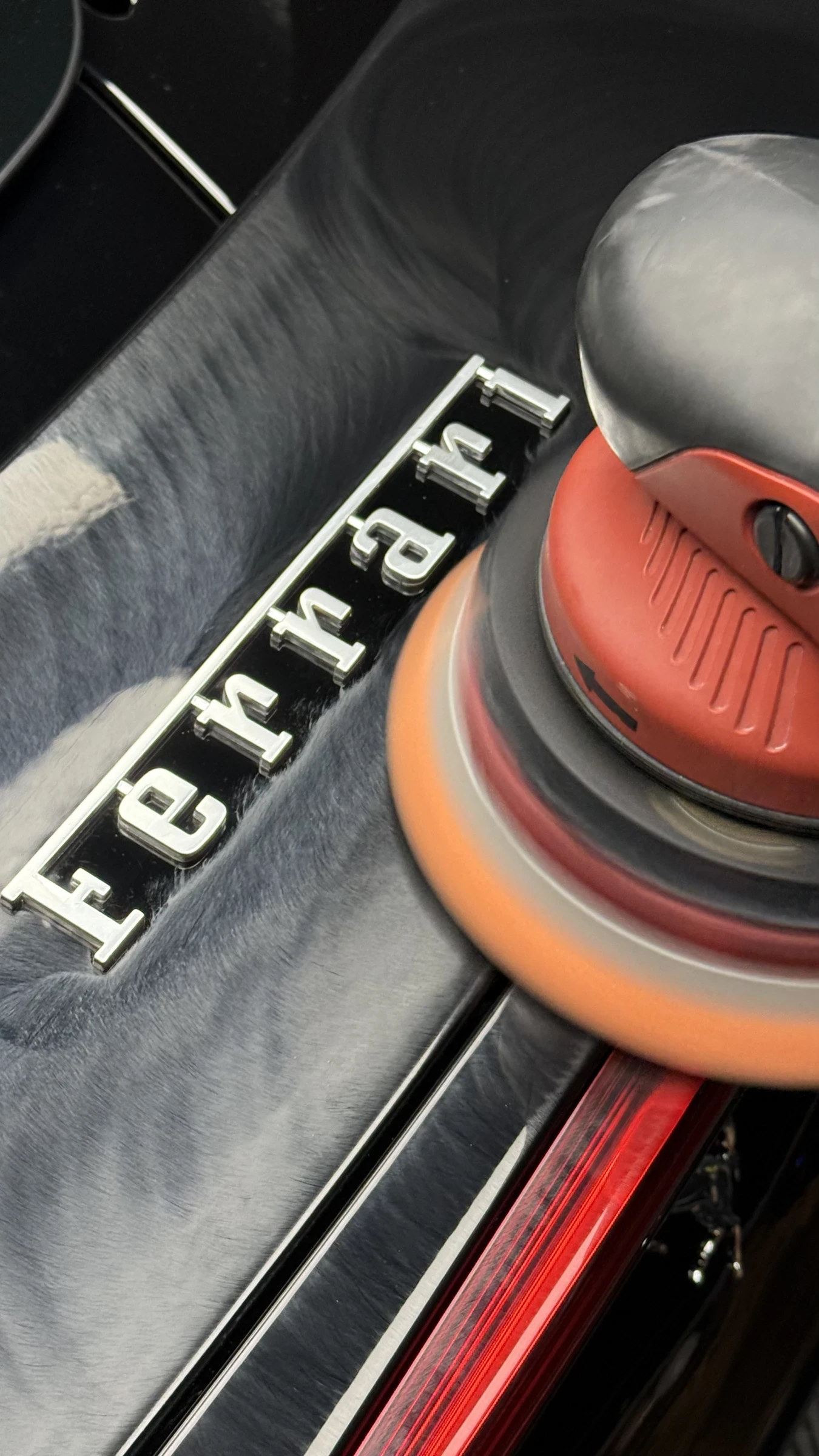 Präzise Polierarbeit am Ferrari-Schriftzug – eigene Aufnahme der GlanzSchmiede