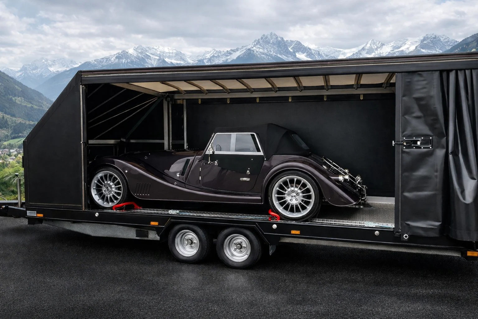 Sportwagen im geschlossenen Fahrzeugtransporter