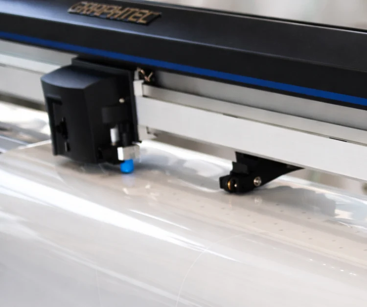 Plotter beim Zuschnitt einer fahrzeugspezifischen Lackschutzfolie